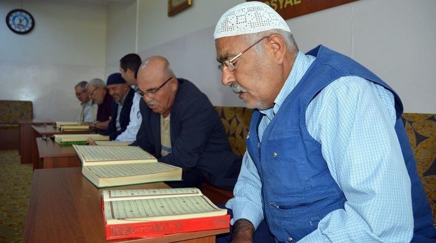 İlerlemiş Yaşlarına Rağmen Kur&rsquo;an-ı Kerim &Ouml;ğreniyorlar