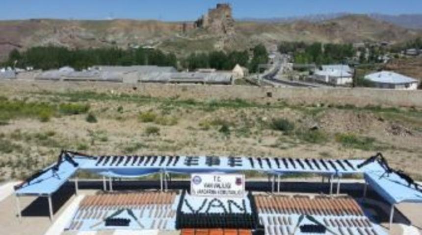 Kamyonda Pkk'ya Ait &Ccedil;ok Sayıda M&uuml;himmat Bulundu