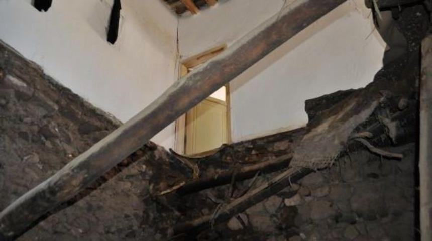 &Ccedil;ermik'te Ev &Ccedil;&ouml;kt&uuml;: Ev Sahibi Kadın Yaralandı