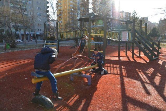 Melikgazi’de Parklar Çocukları Bekliyor