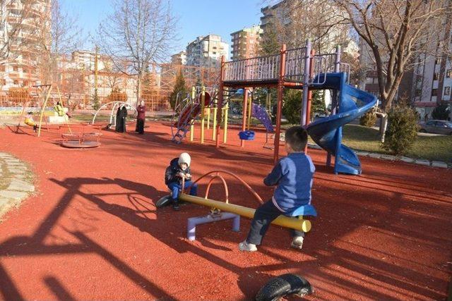 Melikgazi’de Parklar Çocukları Bekliyor