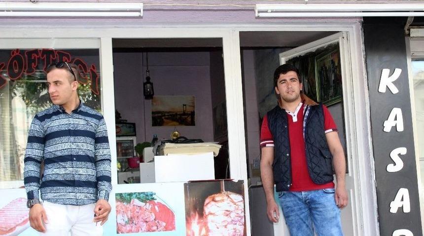 D&ouml;nercinin Kapısındaki Ekmekleri &Ccedil;aldılar