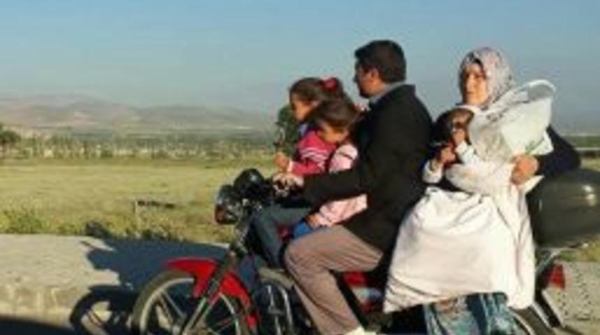 Motosiklet &Uuml;zerinde Aile Boyu Tehlikeli Yolculuk