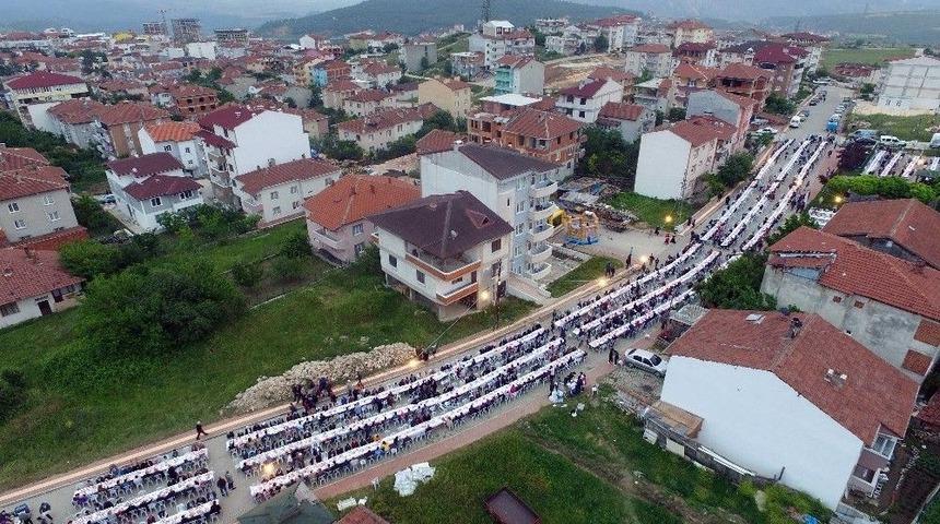 Beşiktaş Mahallesi&rsquo;ndeki İftar Sofrasında Binlerce Kişi Bir Araya Geldi