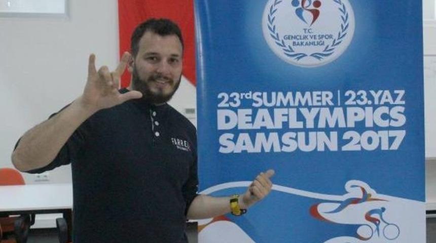 İşitme Engelli Gen&ccedil; G&ouml;n&uuml;ll&uuml;lere Işaret Dili Eğitimi Veriyor