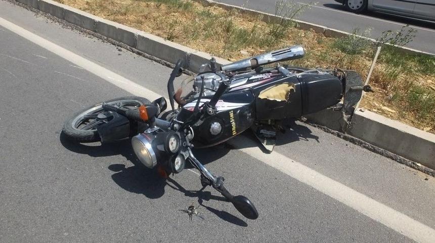 Balıkesir&rsquo;de Motosiklet Minib&uuml;se &Ccedil;arptı: 2 Yaralı
