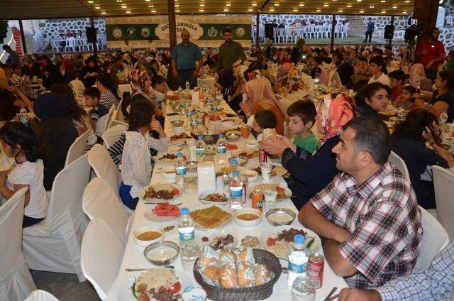 Malatya’da Yetim Ve Öksüzlere İftar Verildi