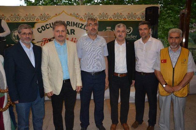 Malatya’da Yetim Ve Öksüzlere İftar Verildi