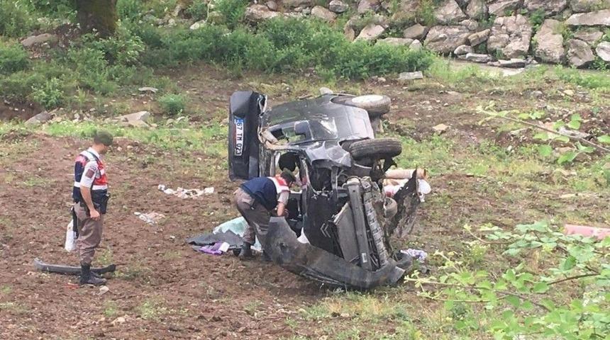 Hafif Ticari Ara&ccedil; Taklalar Atarak Tarlaya U&ccedil;tu: 2 Yaralı