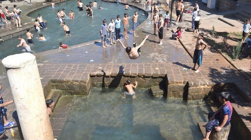 &Ccedil;ocuklar Tehlikeye Aldırış Etmiyor