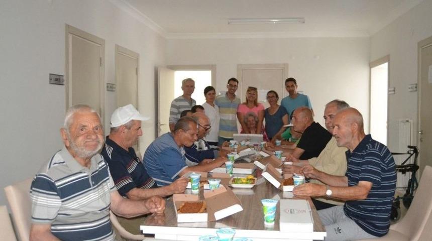 Şefkatli Ellerde Y&uuml;zler G&uuml;l&uuml;yor