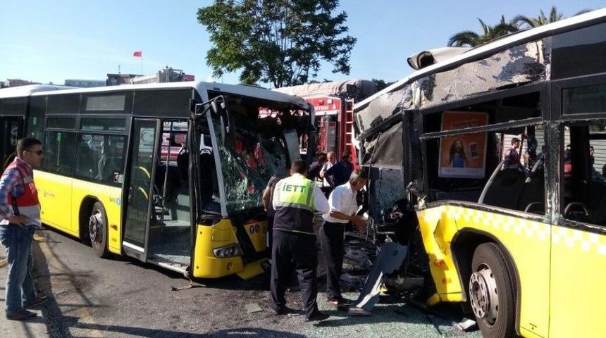 Kadık&ouml;y&rsquo;de Metrob&uuml;sler Kafa Kafaya &Ccedil;arpıştı: 3&rsquo;&uuml; Ağır 29 Yaralı