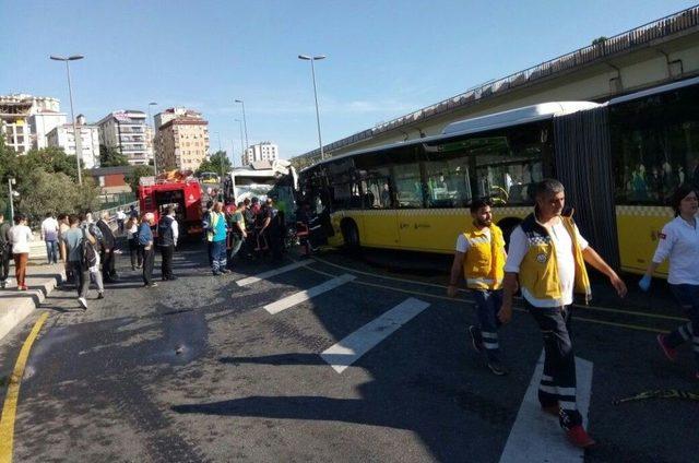 Kadıköy’de Metrobüsler Kafa Kafaya Çarpıştı: 3’ü Ağır 29 Yaralı