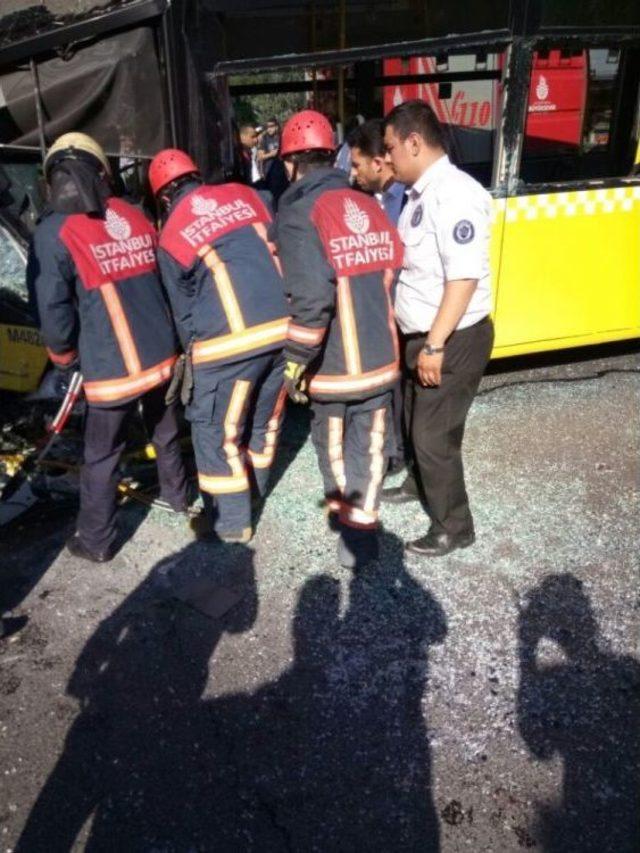 Kadıköy’de Metrobüsler Kafa Kafaya Çarpıştı: 3’ü Ağır 29 Yaralı