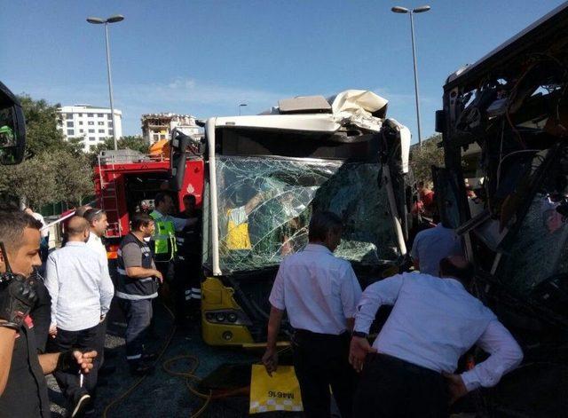 Kadıköy’de Metrobüsler Kafa Kafaya Çarpıştı: 3’ü Ağır 29 Yaralı