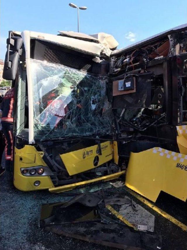 Söğütlüçeşme'de Iki Metrobüs Kafa Kafaya Çarpıştı, 3'ü Ağır 25 Yaralı  (2)