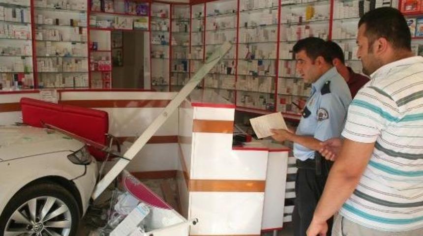 Kontrolden &Ccedil;ıkan Otomobil, N&ouml;bet&ccedil;i Ecnazeye Girdi: 2 Yaralı