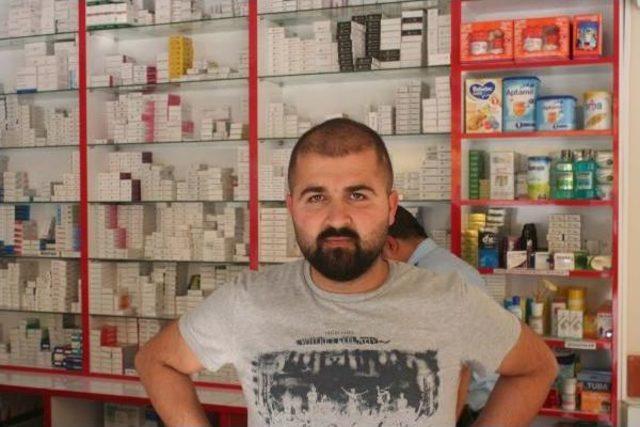 Kontrolden Çıkan Otomobil, Nöbetçi Ecnazeye Girdi: 2 Yaralı