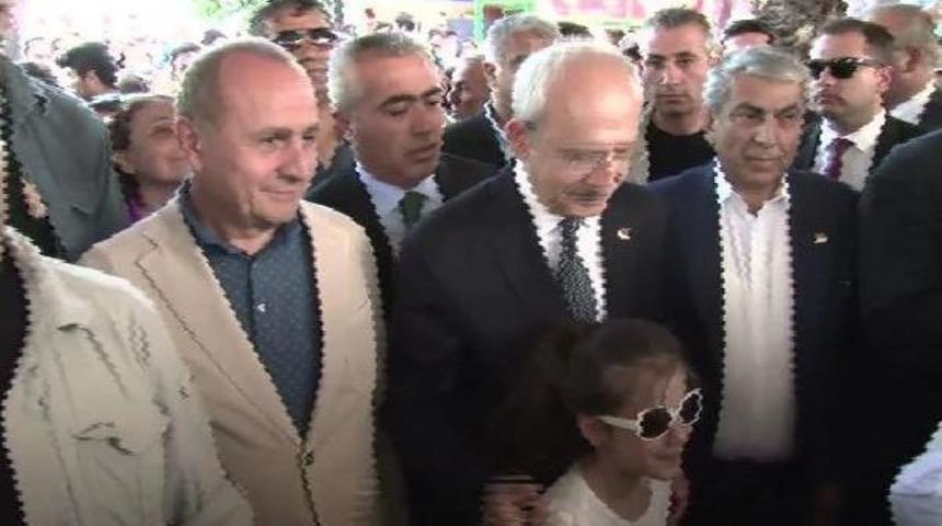 Kılı&ccedil;daroğlu, Kadık&ouml;y Kıtap Fuarını Ziyaret Etti