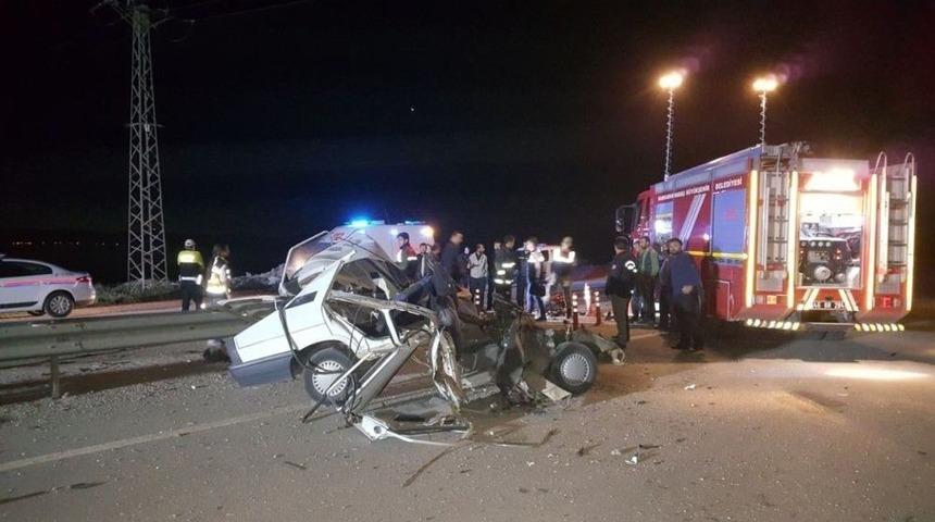 Bariyerlere Saplanan Otomobil Hurdaya D&ouml;nd&uuml;: 1 &Ouml;l&uuml;