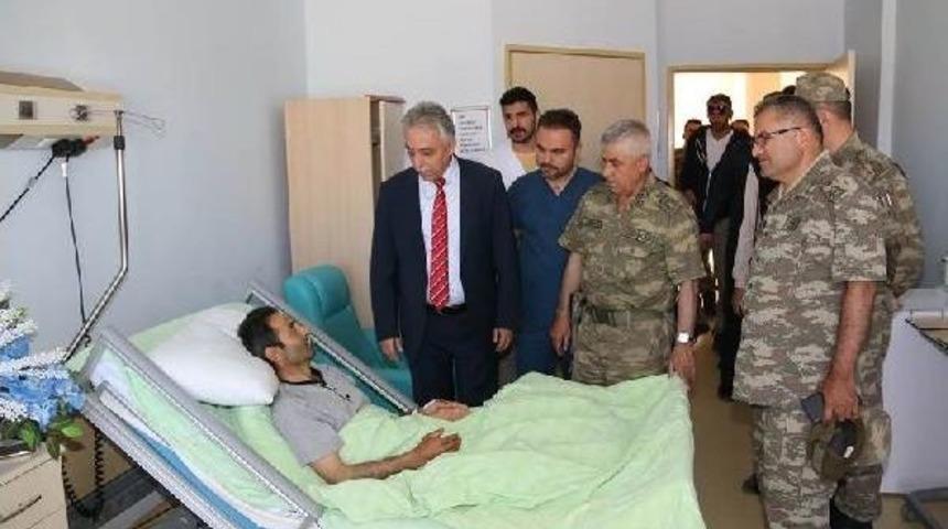 Hakkari Valisi Toprak Yaralı Korucuyu Ziyaret Etti