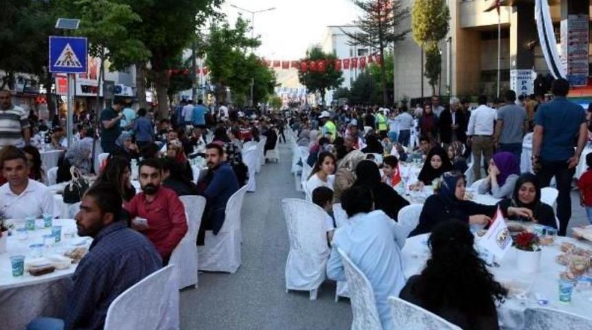 Van'da 13 Bin Kişilik Iftar Sofrası Kuruldu
