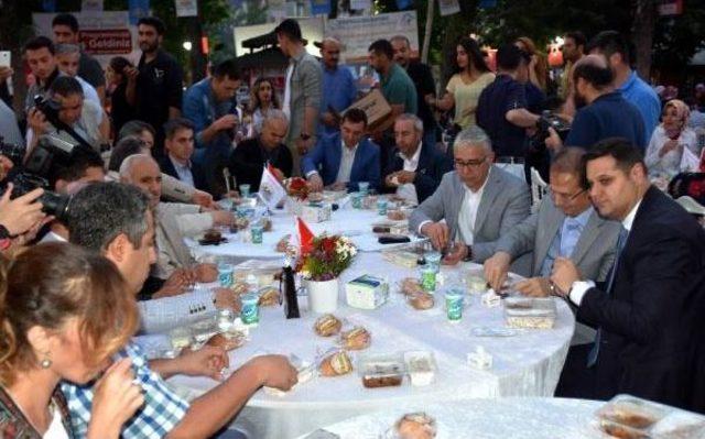 Van'da 13 Bin Kişilik Iftar Sofrası Kuruldu