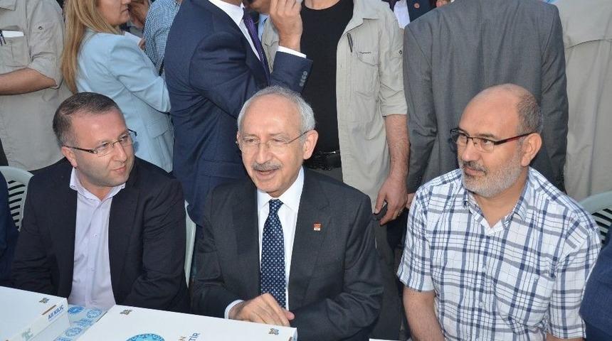 Kılı&ccedil;daroğlu, Sancaktepe Sevgi Sofrası İftarında Vatandaşlarla Bir Araya Geldi