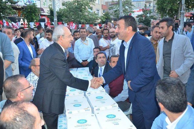 Kılıçdaroğlu, Sancaktepe Sevgi Sofrası İftarında Vatandaşlarla Bir Araya Geldi