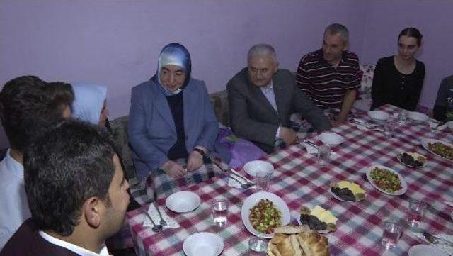 Başbakan Yıldırım Sancaktepe'de Bir Ailenin Iftarına Katıldı