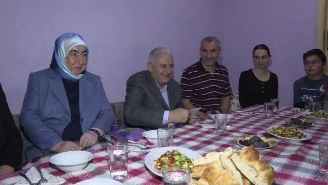 Başbakan Yıldırım Sancaktepe'de Bir Ailenin Iftarına Katıldı