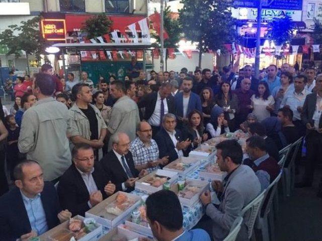 Kılıçdaroğlu Sancaktepe'de Iftar Programına Katıldı