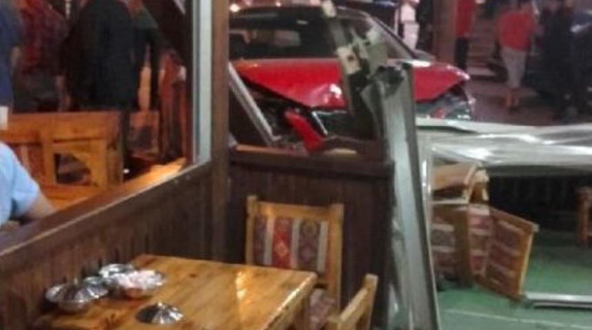 Otomobil B&ouml;rek&ccedil;i D&uuml;kkanına Girdi