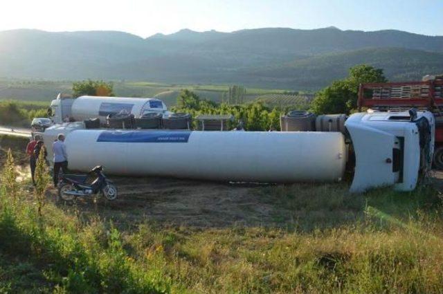 Lpg Y&uuml;kl&uuml; Tır Devrildi, 1 Yaralı 1