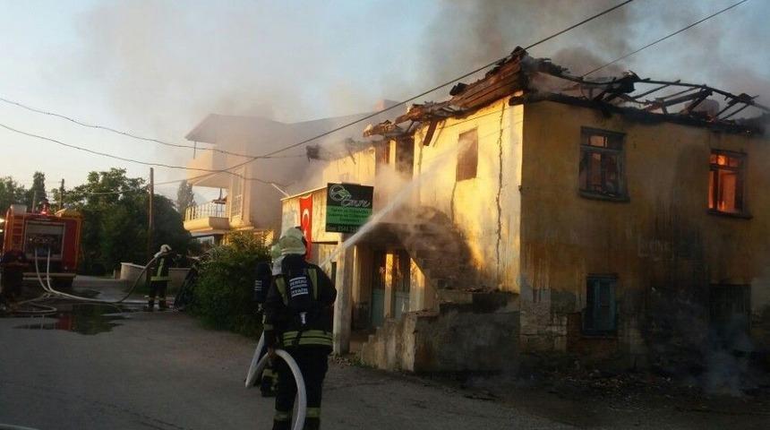 Denizli&rsquo;de İki Katlı Binada Yangın