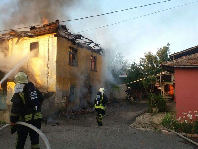 Denizli’de İki Katlı Binada Yangın