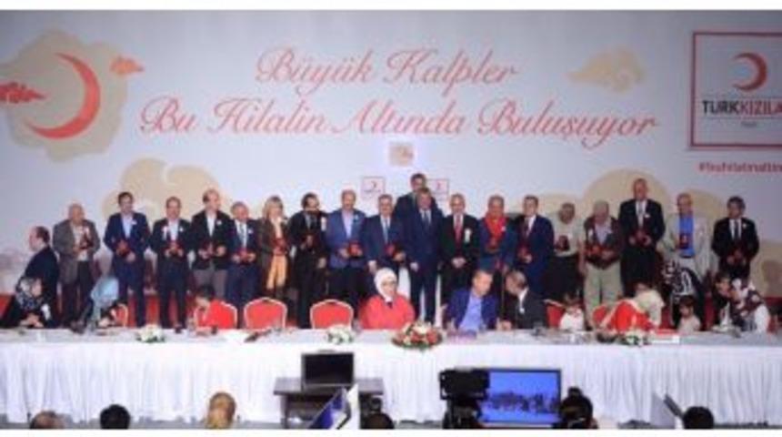 T&uuml;rk Kızılay&rsquo;ından Sultangazi Belediyesine Altın Madalya