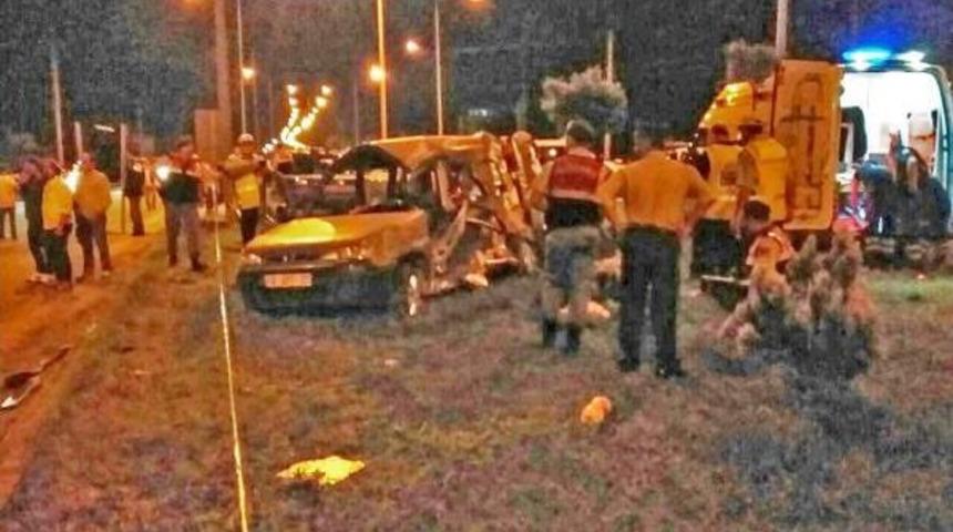 Samsun'da Midib&uuml;s Ile Kamyonet &Ccedil;arpıştı: 5 &Ouml;l&uuml;, 3 Yaralı