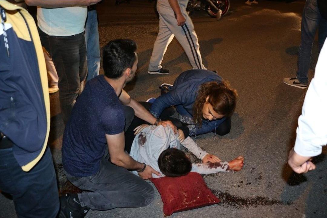 Yayaya &Ccedil;arpan Motosiklet 50 Metre S&uuml;r&uuml;klendi: 2 Yaralı