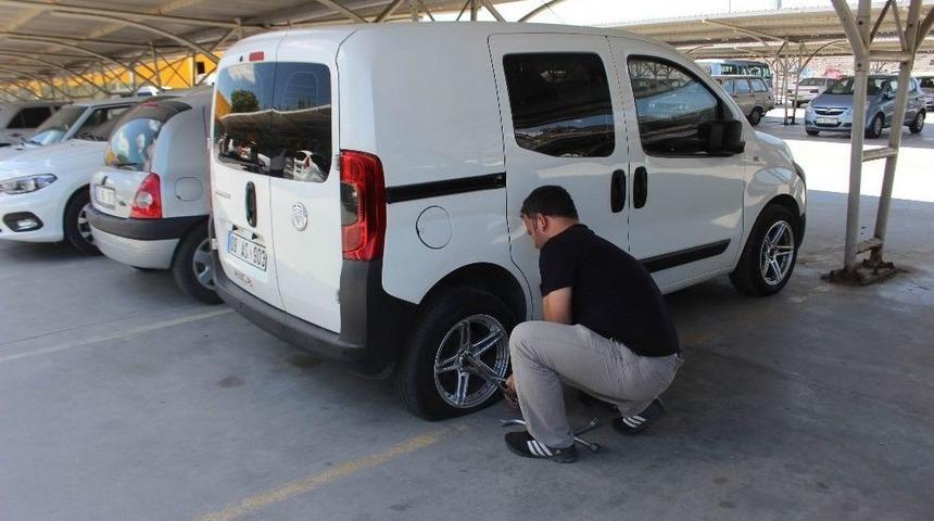 Herkes Lastik Değiştirmeye Başlayınca Olayın Saldırı Olduğu Ortaya &Ccedil;ıktı