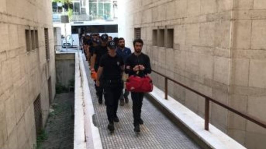 Bursa&rsquo;da Fet&ouml;&rsquo;n&uuml;n &rsquo;gaybubet&rsquo; Evlerinden Alınan 11 Kişi Adliyeye Sevk Edildi