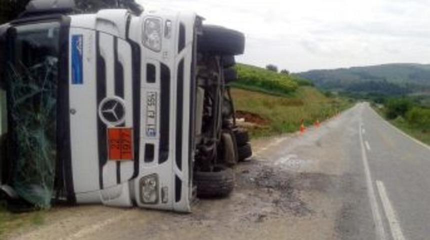 Bursa&rsquo;da Asit Y&uuml;kl&uuml; Tır Devrildi