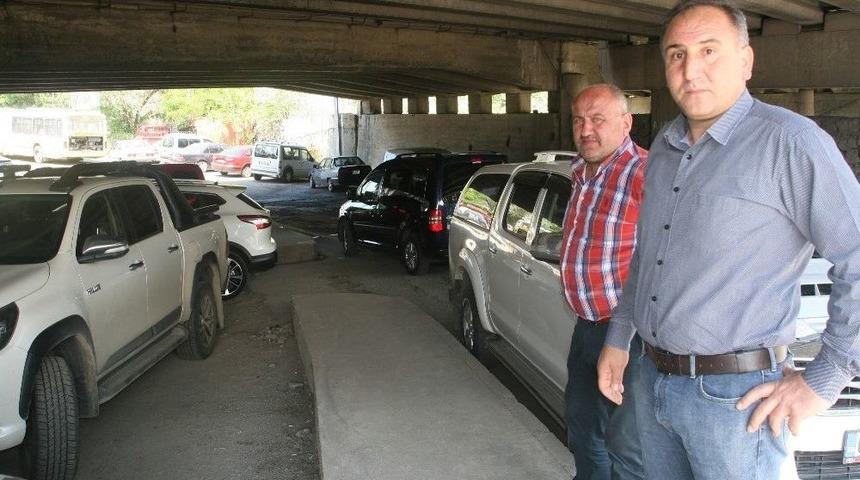 Sanayi Girişlerine Park Edilen Ara&ccedil;lar Esnafı Zorda Bırakıyor