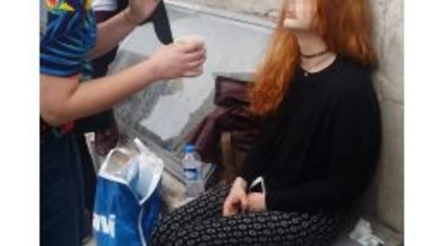 (&ouml;zel Haber) İstanbul&rsquo;un G&ouml;beğinde Gen&ccedil; Kızın İ&ccedil;ler Acısı Hali