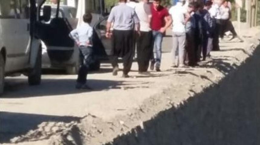 Adana&rsquo;da Otomobil U&ccedil;uruma Yuvarlandı: 4 Yaralı