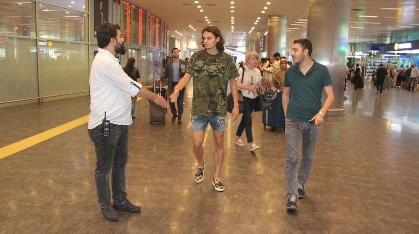 (&ouml;zel Haber) Milli Futbolcu Enes &Uuml;nal&rsquo;a Havalimanı&rsquo;nda Şok G&ouml;zaltı