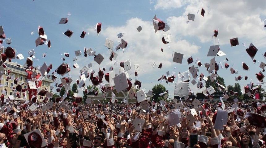 İaü 12’inci Dönem Mezunlarını Verdi