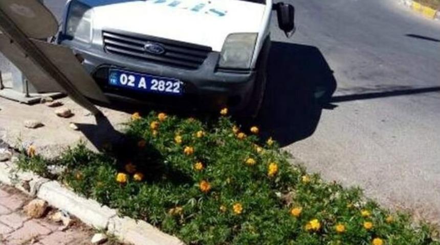 Polis Aracı İle Otomobil &Ccedil;arpıştı