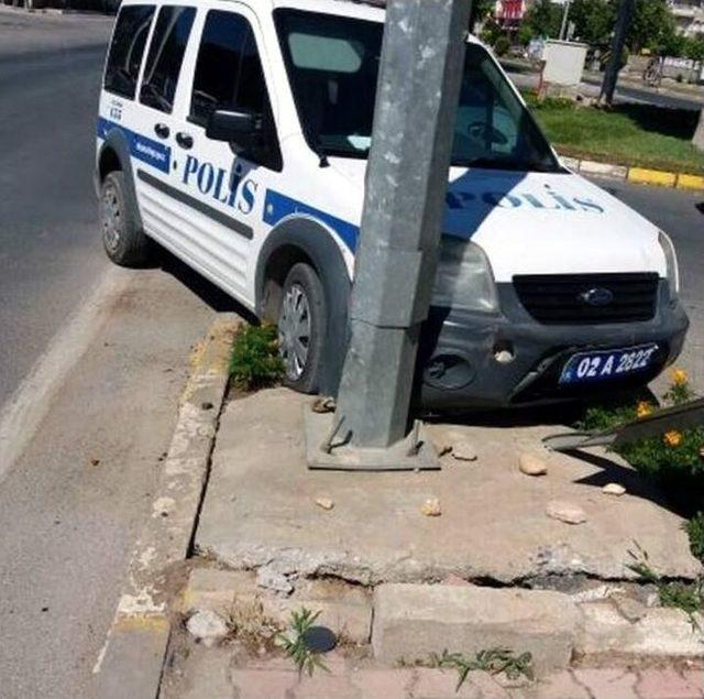 Polis Aracı İle Otomobil &Ccedil;arpıştı 1