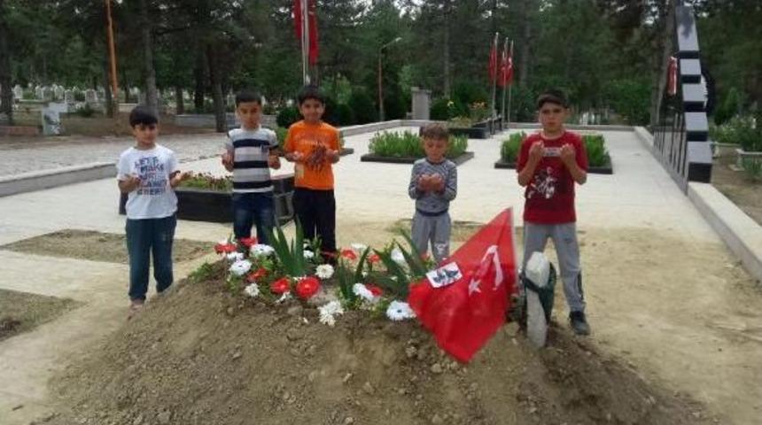 Şehit Ayb&uuml;ke &Ouml;ğretmenin Mezarına Ziyaret&ccedil;i Akını